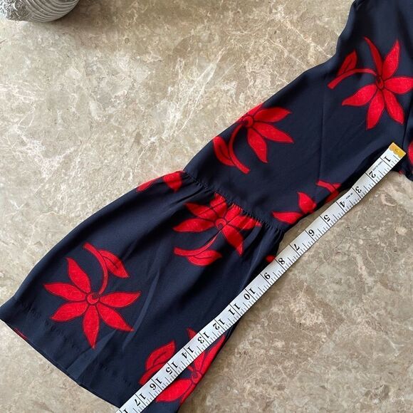 BANANA Republic boat neck bell sleeve floral navy and red blouse small - Picture 7 of 8